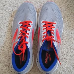 NWT Brooks Ravenna 1 size 10